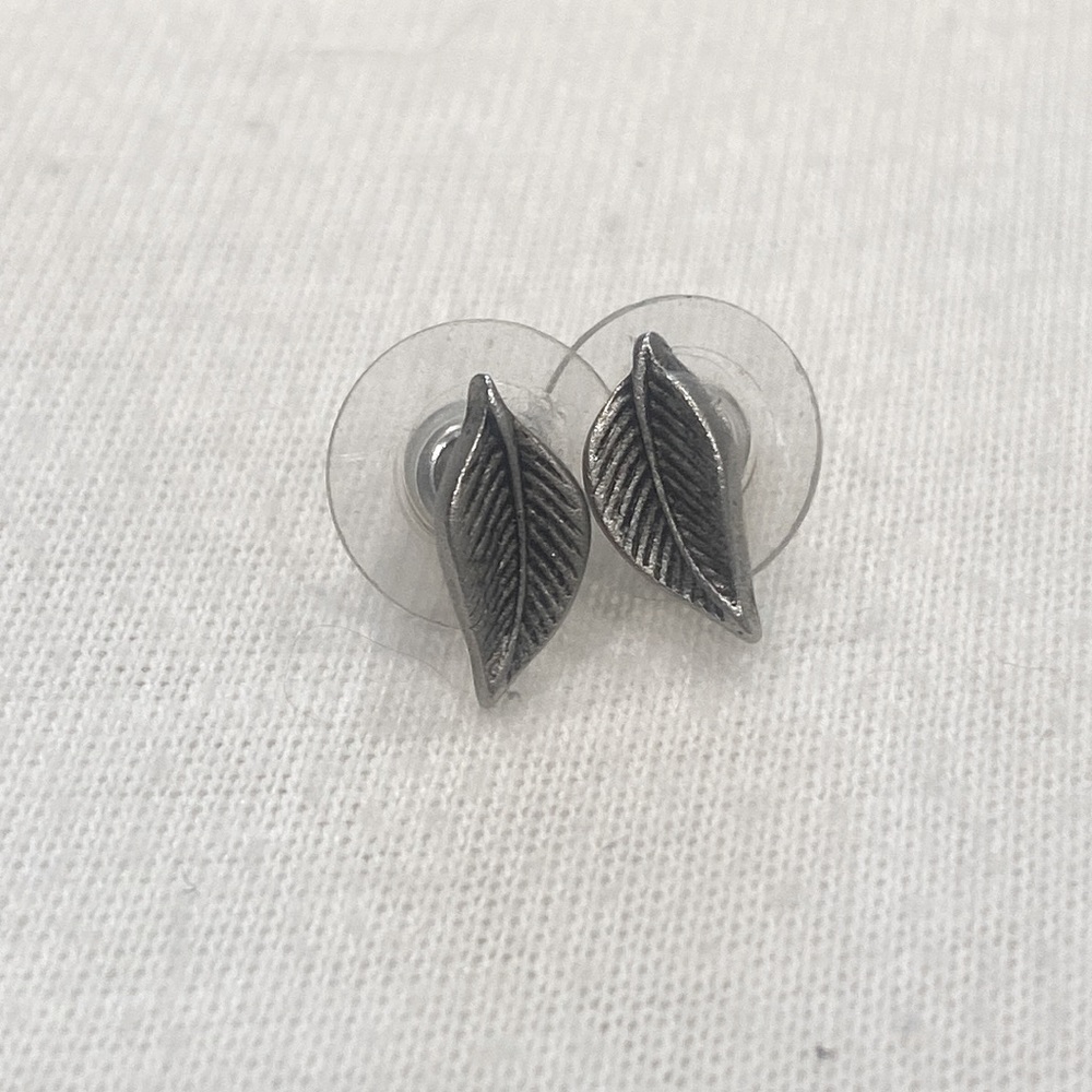 Silver stud leaf earrings!
